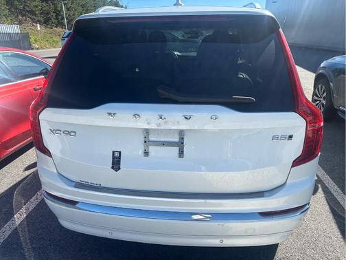 Crystal White Metallic 2024 Volvo XC90 B5 Core Bright Theme