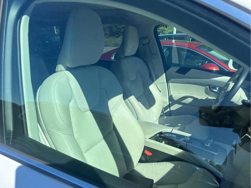 Crystal White Metallic 2024 Volvo XC90 B5 Core Bright Theme