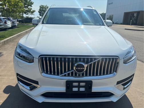 Crystal White Metallic 2024 Volvo XC90 B5 Core Bright Theme