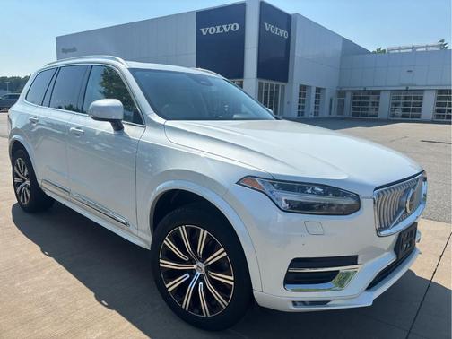 Crystal White Metallic 2024 Volvo XC90 B5 Core Bright Theme