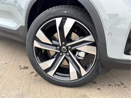 Vapour Grey 2026 Volvo XC40 B5 Plus