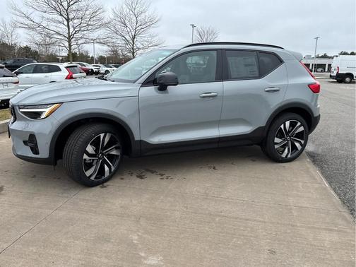 Vapour Grey 2026 Volvo XC40 B5 Plus