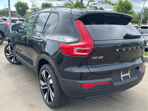 Onyx Black 2026 Volvo XC40 B5 Ultra