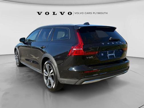 Onyx Black Metallic 2025 Volvo V60 Cross Country B5 Plus