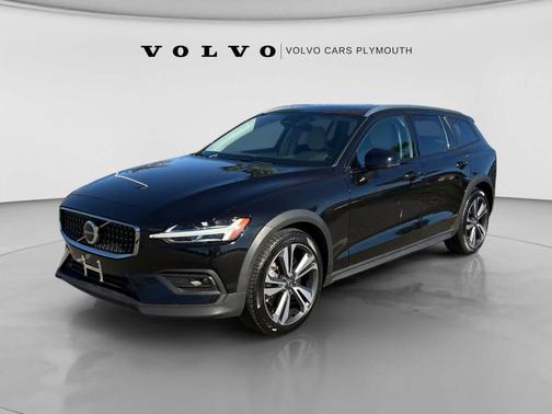 Onyx Black Metallic 2025 Volvo V60 Cross Country B5 Plus