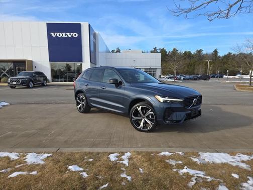2023 Volvo XC60 B5 Ultimate Dark Theme