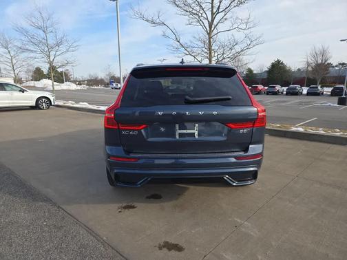 2023 Volvo XC60 B5 Ultimate Dark Theme