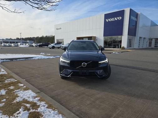 2023 Volvo XC60 B5 Ultimate Dark Theme