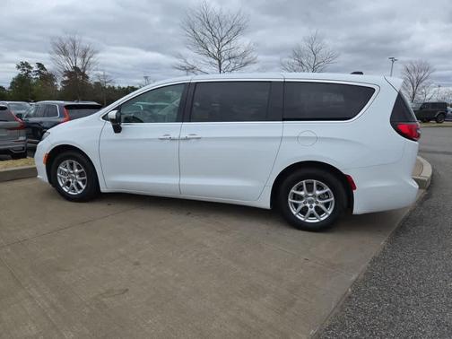2023 Chrysler Pacifica Touring-L