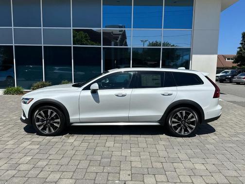 Crystal White Pearl 2026 Volvo V60 Cross Country B5 Ultra