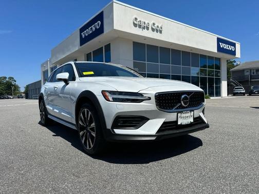 Crystal White Pearl 2026 Volvo V60 Cross Country B5 Ultra