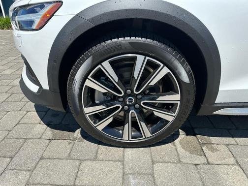 Crystal White Pearl 2026 Volvo V60 Cross Country B5 Ultra