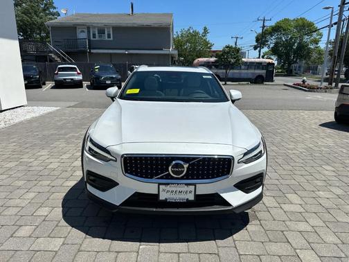 Crystal White Pearl 2026 Volvo V60 Cross Country B5 Ultra