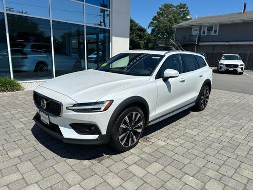 Crystal White Pearl 2026 Volvo V60 Cross Country B5 Ultra