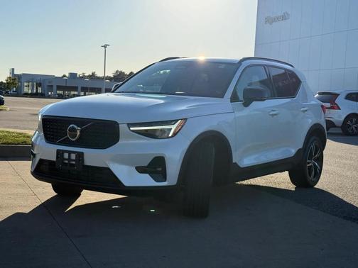 2023 Volvo XC40 B5 Plus Dark Theme