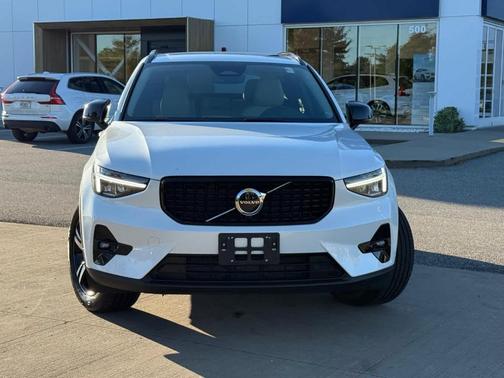 2023 Volvo XC40 B5 Plus Dark Theme