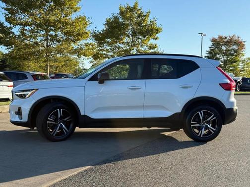 2023 Volvo XC40 B5 Plus Dark Theme