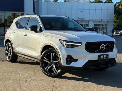 2023 Volvo XC40 B5 Plus Dark Theme