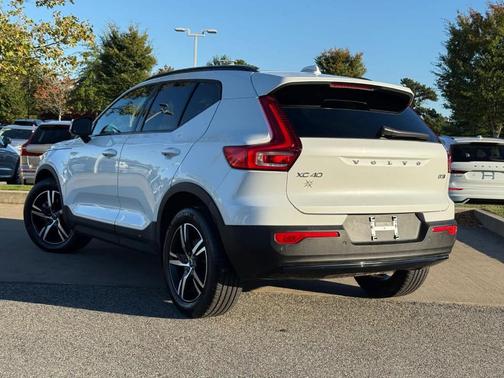 2023 Volvo XC40 B5 Plus Dark Theme