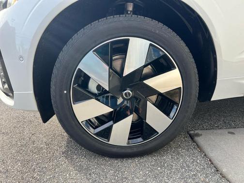 2025 Volvo XC60 Plug-In Hybrid T8 Plus