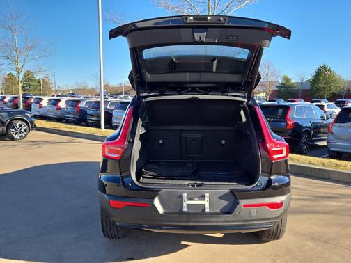 2023 Volvo XC40 B5 Ultimate Dark Theme