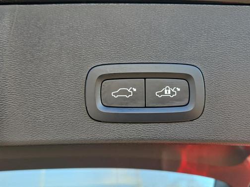 2023 Volvo XC40 B5 Ultimate Dark Theme