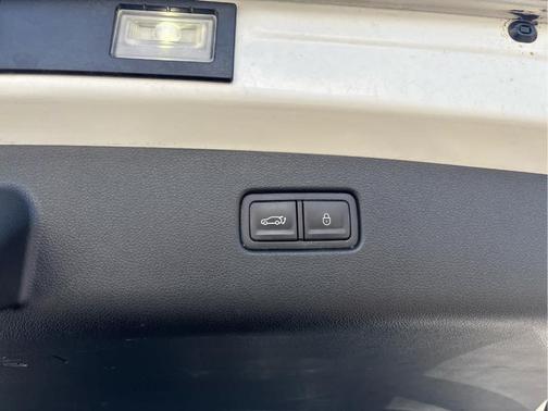 Uyuni White 2025 Genesis GV70 2.5T