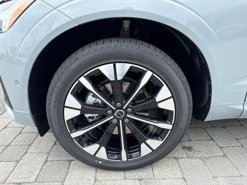 Metallic 2026 Volvo XC60 B5 Plus