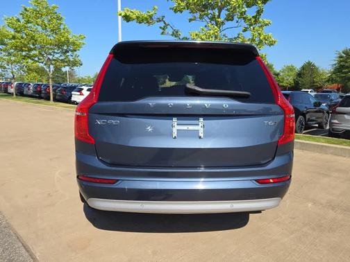 2022 Volvo XC90 T6 Momentum 7 Passenger