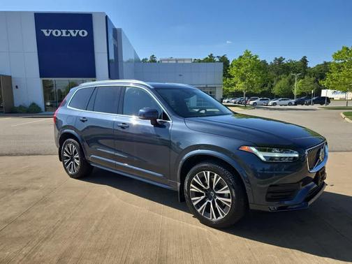 2022 Volvo XC90 T6 Momentum 7 Passenger