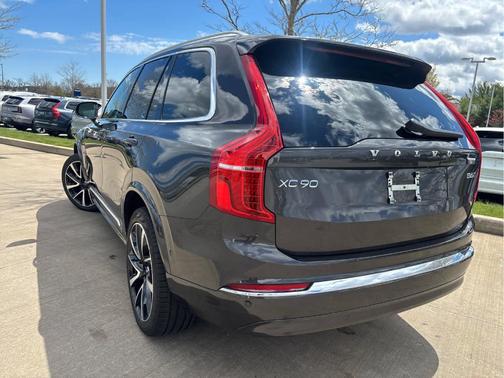 Platinum Grey Metallic 2023 Volvo XC90 B6 Plus 7-Seater