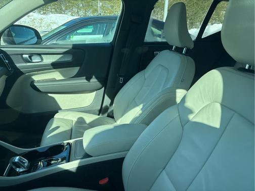 2023 Volvo XC40 B5 Plus Dark Theme