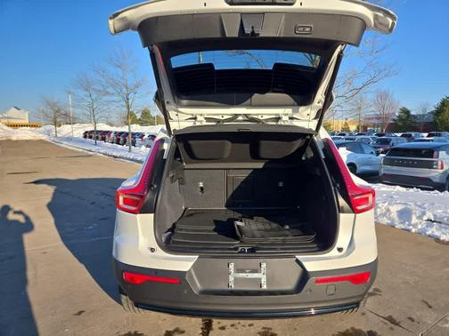 2023 Volvo XC40 B5 Plus Dark Theme