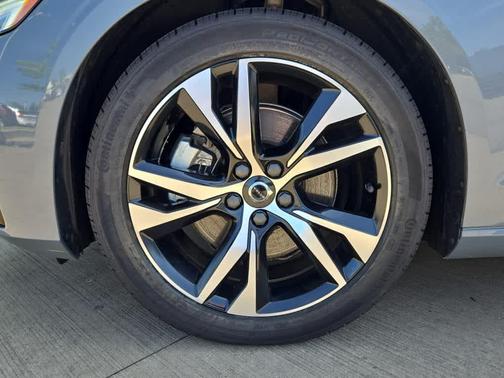 2024 Volvo S60 B5 Core Dark Theme