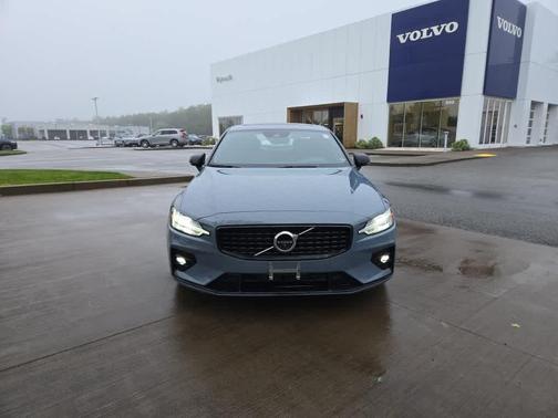 2022 Volvo S60 B5 R-Design