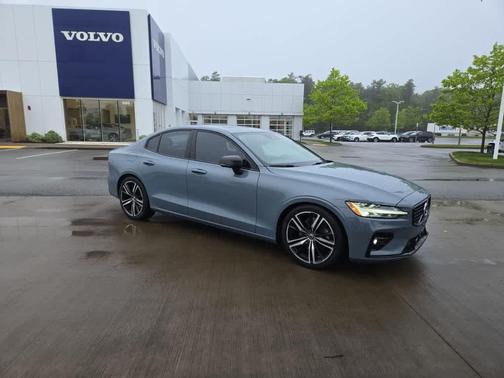 2022 Volvo S60 B5 R-Design