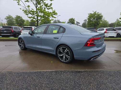 2022 Volvo S60 B5 R-Design