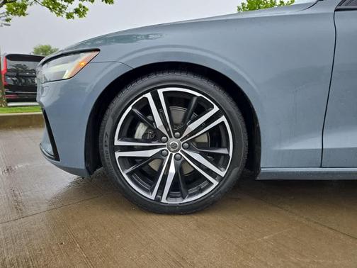 2022 Volvo S60 B5 R-Design