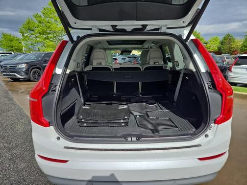 2022 Volvo XC90 T6 Momentum 7 Passenger