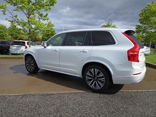 2022 Volvo XC90 T6 Momentum 7 Passenger