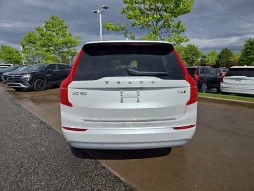 2022 Volvo XC90 T6 Momentum 7 Passenger