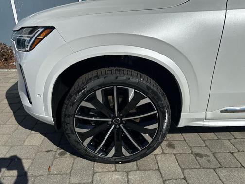 Crystal White Pearl 2026 Volvo XC90 B6 Plus 7-Seater