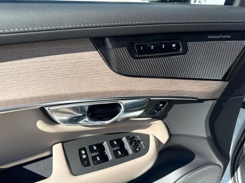 Crystal White Pearl 2026 Volvo XC90 B6 Plus 7-Seater