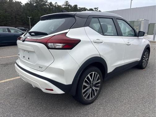 Aspen White / Super Black 2023 Nissan Kicks SV