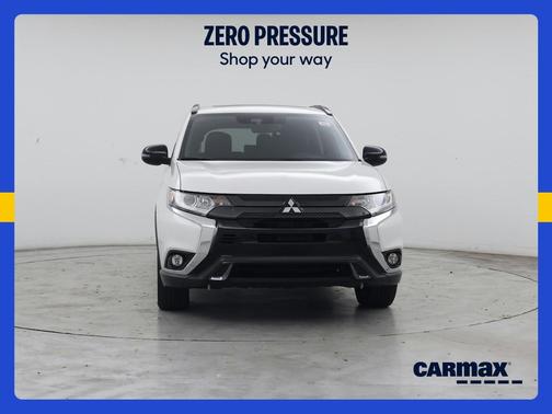 White 2020 Mitsubishi Outlander LE