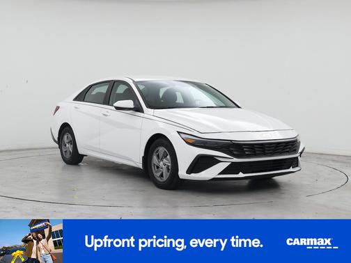 White 2024 Hyundai ELANTRA SE