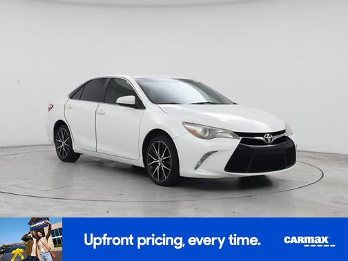 White 2017 Toyota Camry SE
