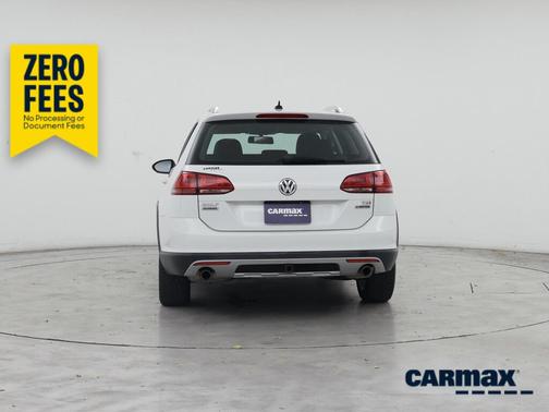 White 2017 Volkswagen Golf Alltrack S