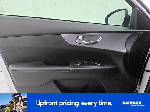 White 2022 Kia Forte LXS