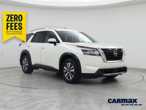 White 2023 Nissan Pathfinder SL